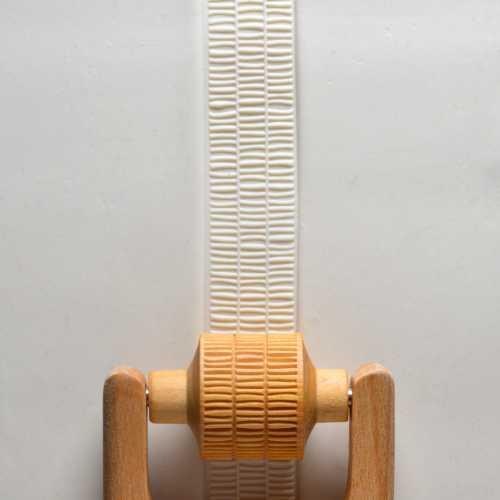 RM058 - Med. Handle Roller: Layered Lines, 3cm