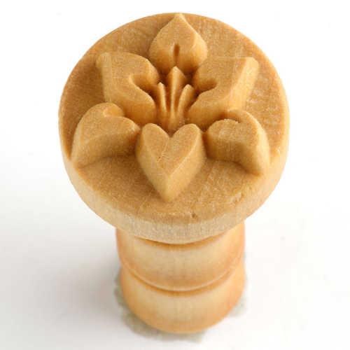 SCM049 - Med. Round Stamp: Daylily, 2.5cm