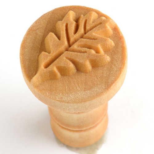 SCM057 - Med. Round Stamp: Oak Leaf, 2.5cm