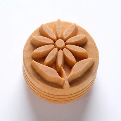 SCL130 - Lrg. Round Stamp: Daisy with Leaves, 4cm