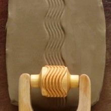 RM-017 Med. Handle Roller - Wavy Lines, 3cm