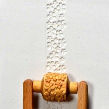RM-043 Med. Handle Roller - Embossed Flower, 3cm