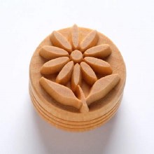 SCL-130 Lrg. Round Stamp - Daisy with Leaves, 4cm
