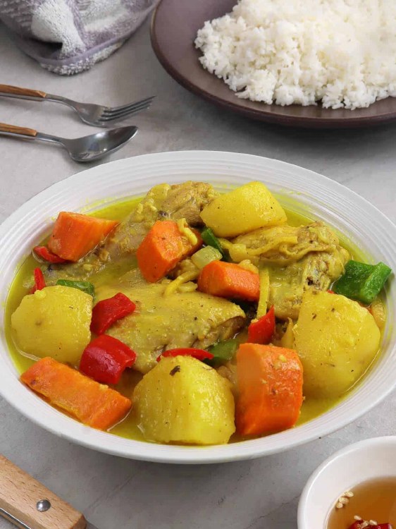 CHICKEN CURRY