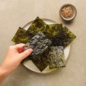Additional picture of Clearspring Sea Veg Crispies Ginger - 4g