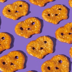 Additional picture of Olly's Salted Pretzel Thins (35g)