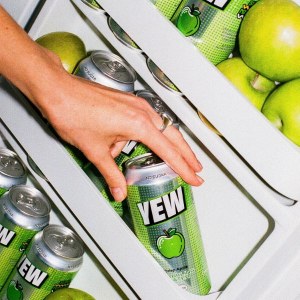Additional picture of Yew Crisp Apple Sparkling Water - 440ml