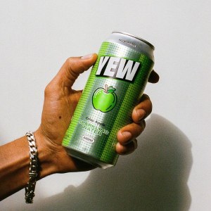 Additional picture of Yew Crisp Apple Sparkling Water - 440ml