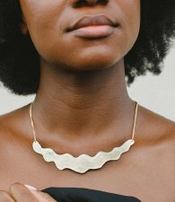 Additional picture of Enarmoured: Brass Wave Collar Necklace