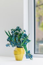 Additional picture of Vincent Van Gogh: Irises Paper Bouquet