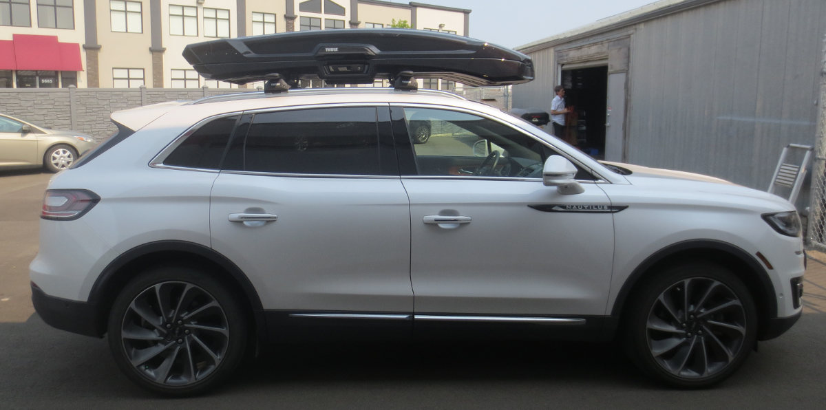 Thule Vector Alpine installed onto a Lincoln Nautilus