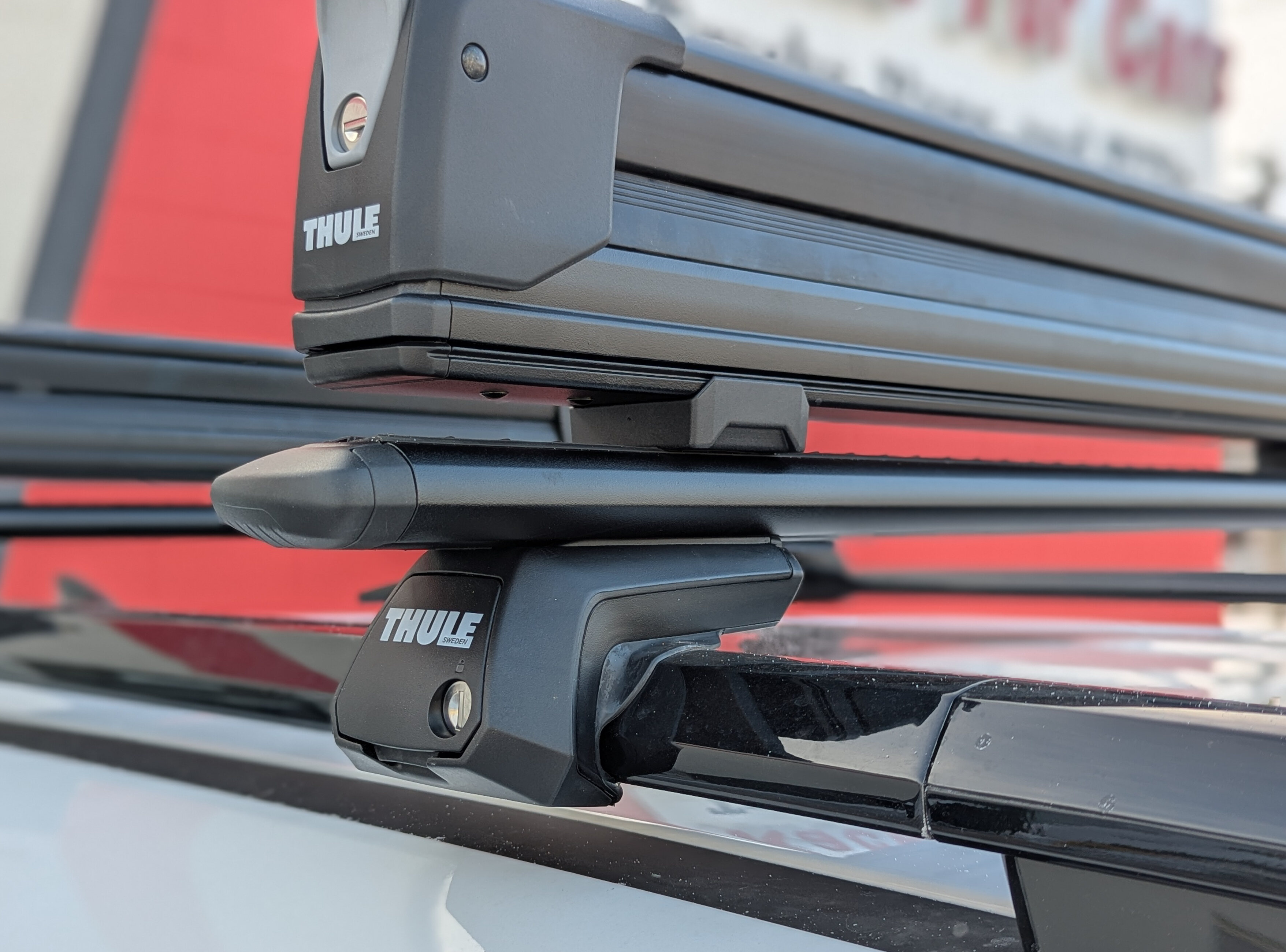 A close up picture showing the Thule Evo Raised Rail Foot Pack installed onto the raised side rails of the Hyundai Santa Fe