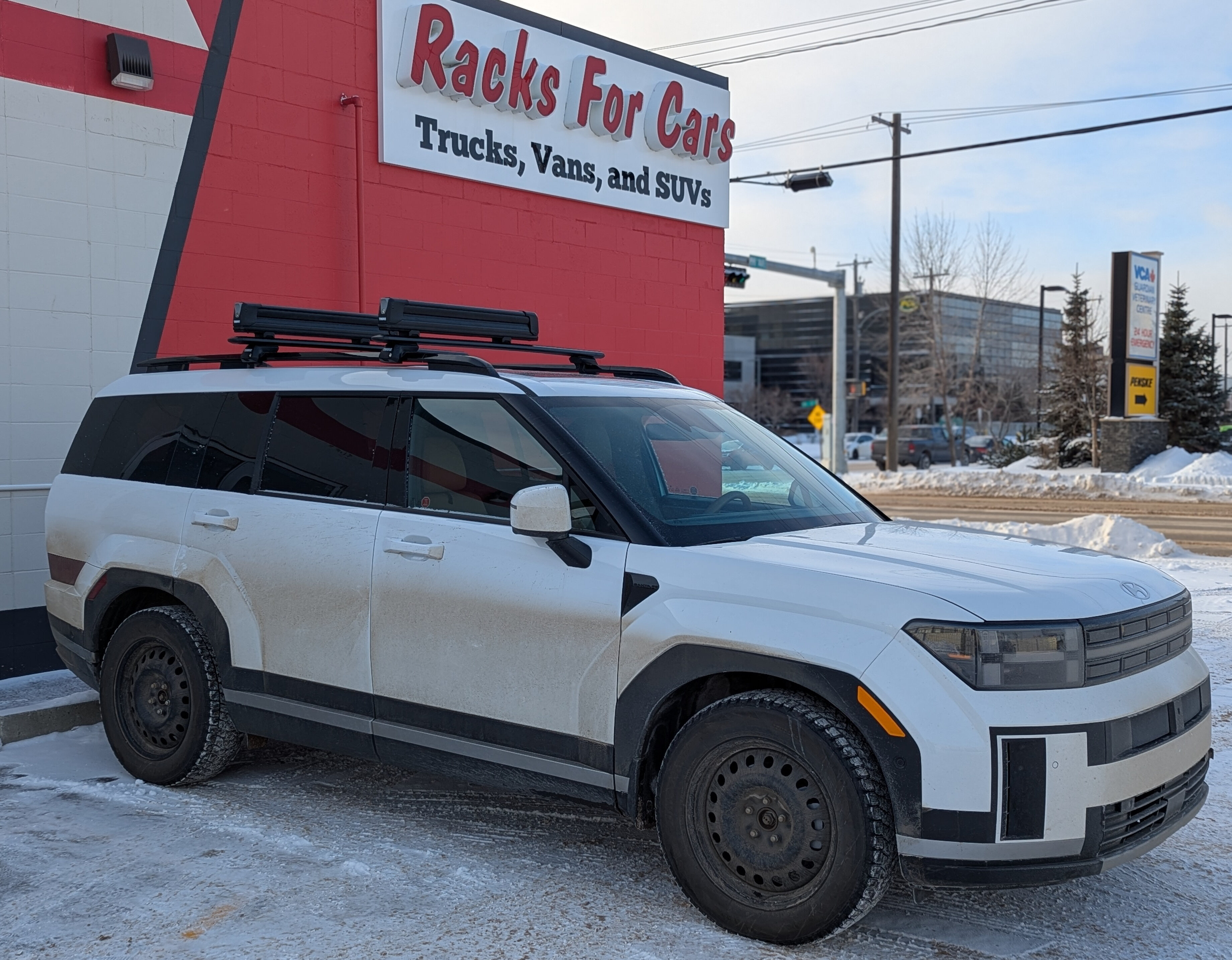 Picture of a Thule roof rack and ski rack installed onto a Hyundai Santa Fe equipped with raised side rails