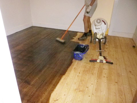 Kunos smoked oak being applied to a pine floor.