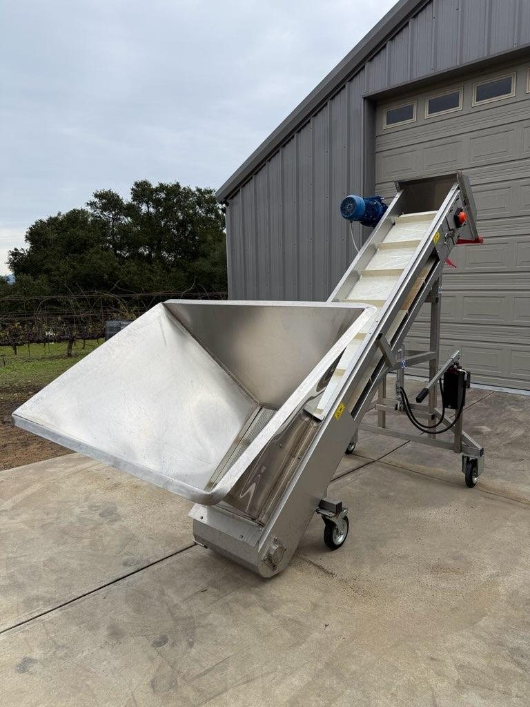 Carousel picture Used 3 Meter Lift Conveyor 